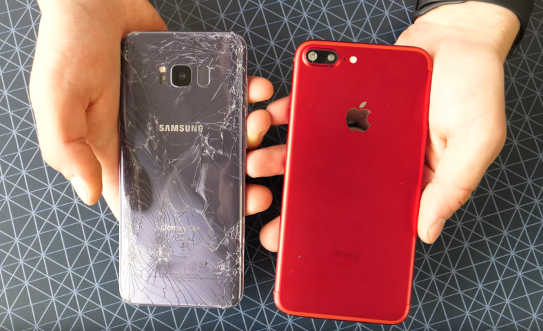 Test de pliage du Samsung Galaxy S8 et de l'iPhone 7 Plus