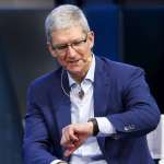 Tim Cook paga al presidente de Apple