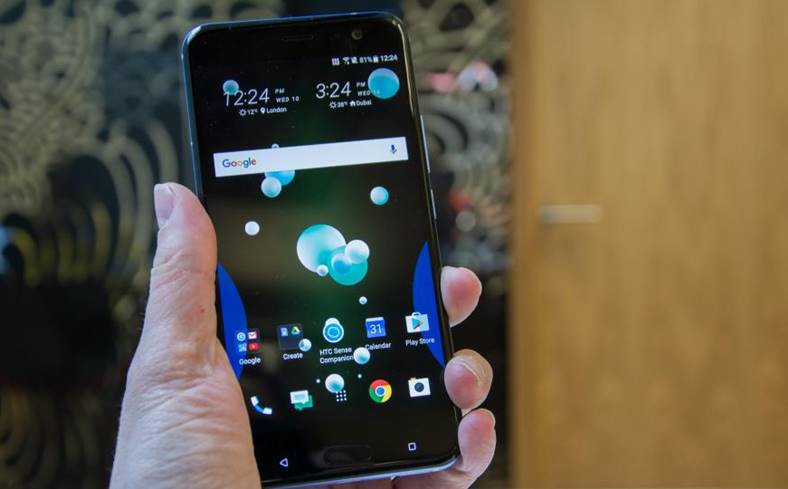 HTC U11 si piega facilmente