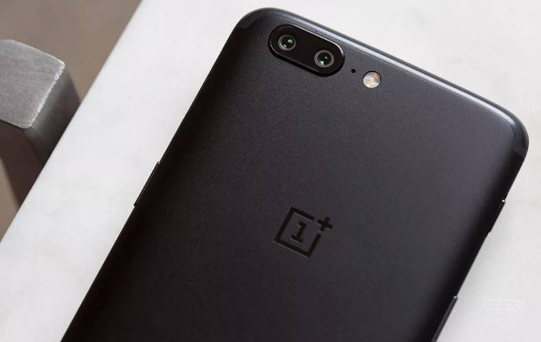 Hazaña de imágenes de unboxing de OnePlus 5