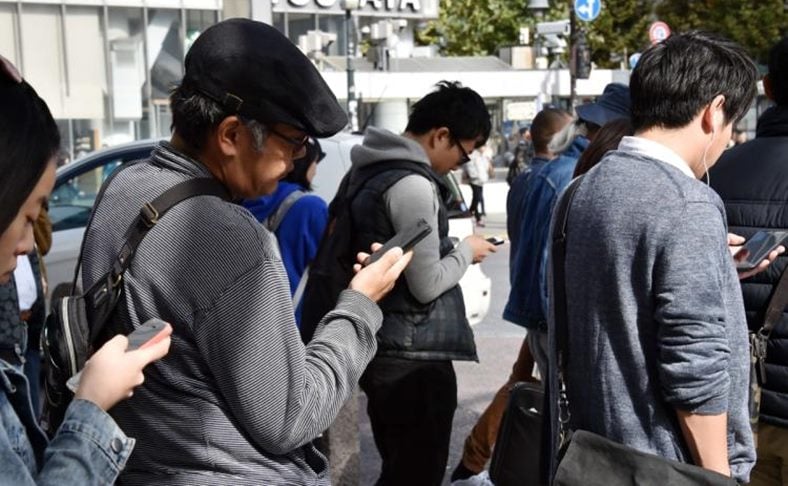 smartphone schrijven van berichten lopen