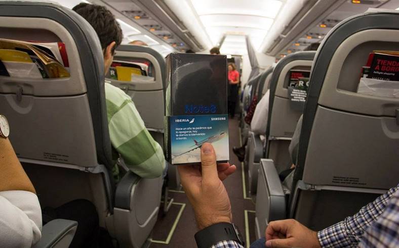 Samsung Galaxy Note 8 airplane