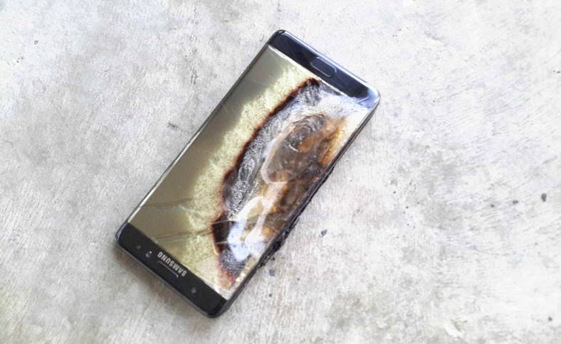 iPhone 8 motstår Samsung Explodes Face Man