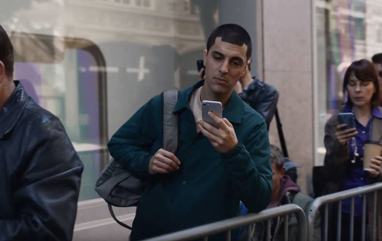 Samsung mocks the iPhone X