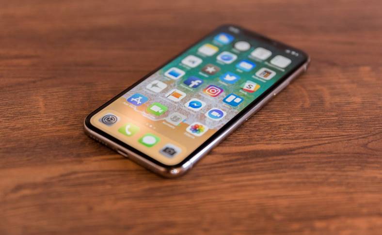 Odporność na zarysowania iPhone'a X na zginanie