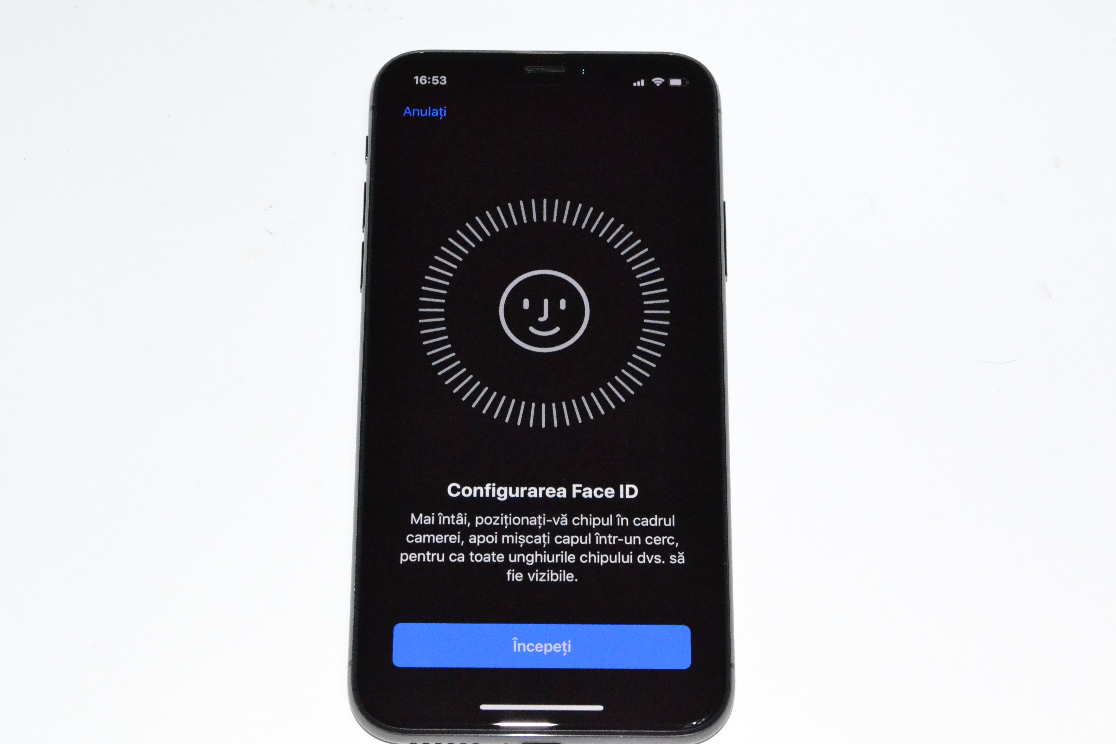 iPhone X tarkistaa Face ID -asetuksen