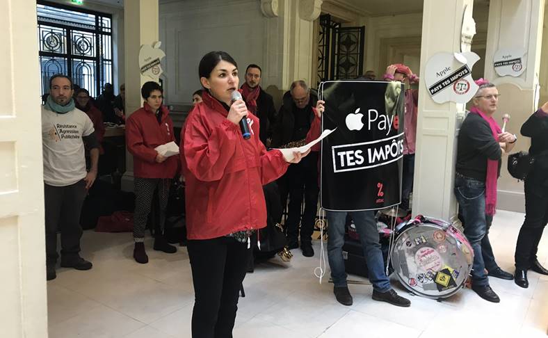 Tasse di protesta sugli Apple Store