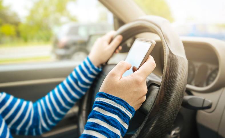 La France interdit les smartphones de voiture