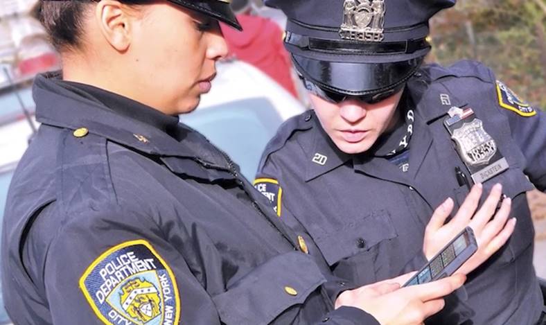 policjanci z NYPD kupują iPhone'a