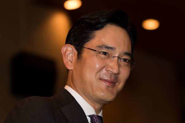 El jefe de Samsung sale de prisión