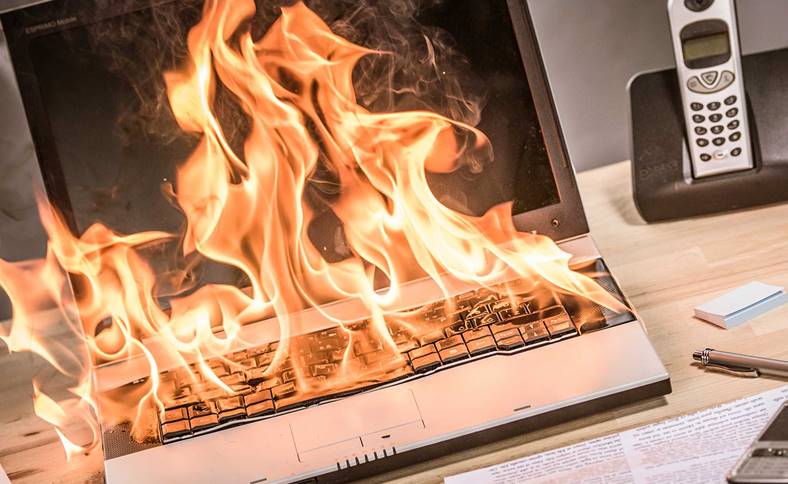 Laptop explodierte, verbranntes Büro