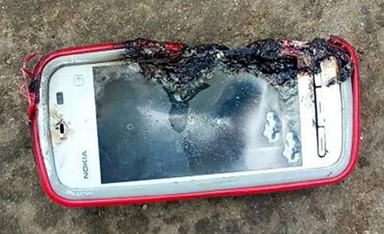 Teléfono Nokia EXPLOTÓ MUERTA Mujer joven