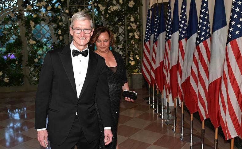 Tim cook inalnire donald trump