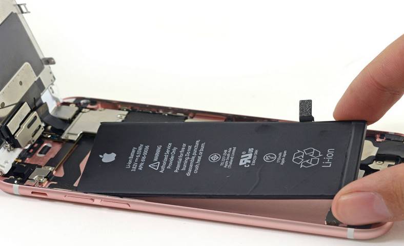 Apple ODMÓWIA wymiany baterii iPhone'a