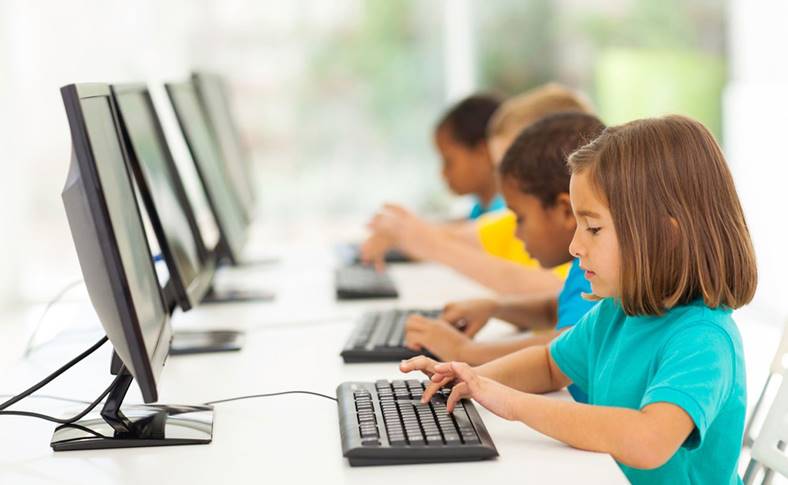 kinderen die verslaafd zijn aan internet in Roemenië