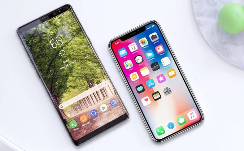 Comparaison des conceptions du Samsung Galaxy Note 9 et de l'iPhone X Plus