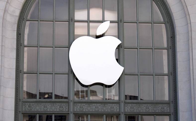 Clientes de una Apple Store DETENIERON un robo en curso