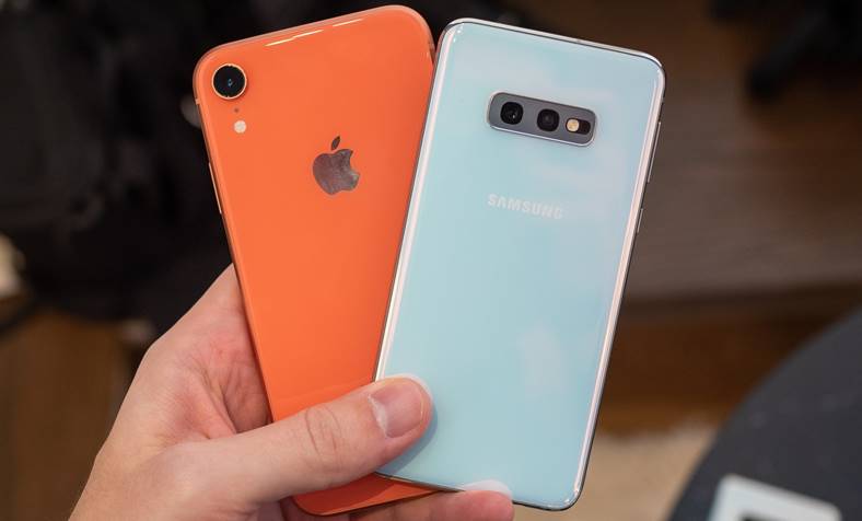 Samsung GALAXY S10e iPhone XR