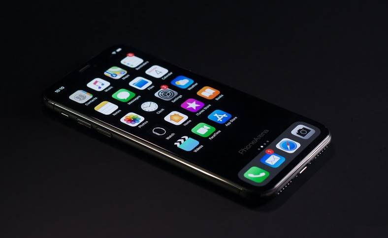 iPhone 11 iOS 13 dark mode