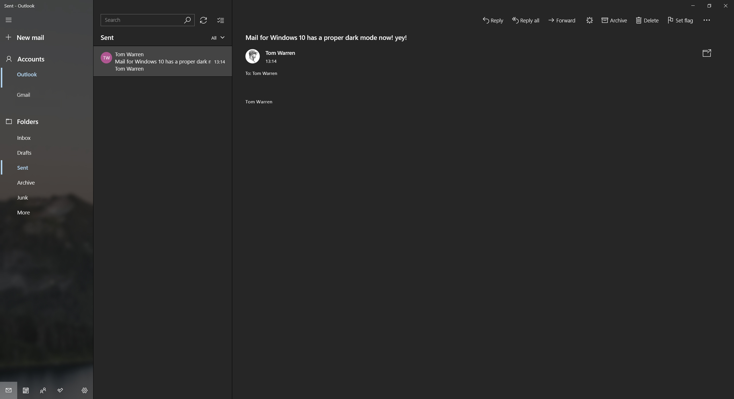 Windows 10 mail dark mode interfata