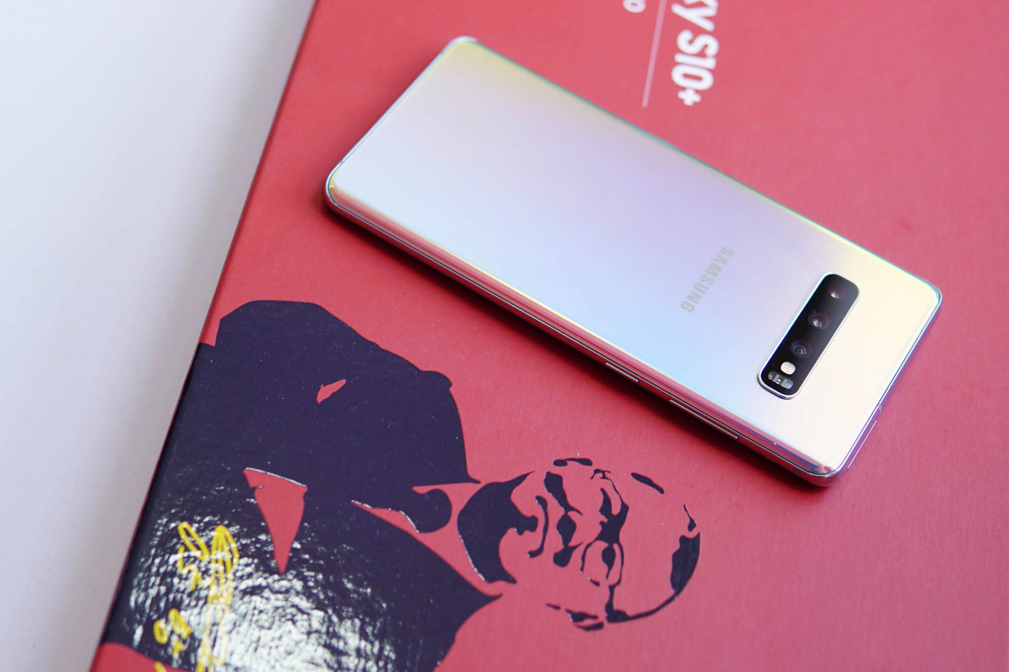 Samsung Galaxy S10 -väriprisma hopeanväriset puhelimen kuvat