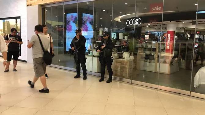 Huawei MUCHOS clientes FRUSTRADOS detienen a la POLICÍA en una promoción FALLIDA video seguridad