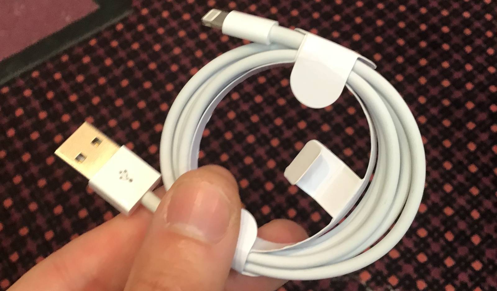 Cablurile Lightning pentru iPhone pot fi folosite pentru a SPARGE Calculatoare