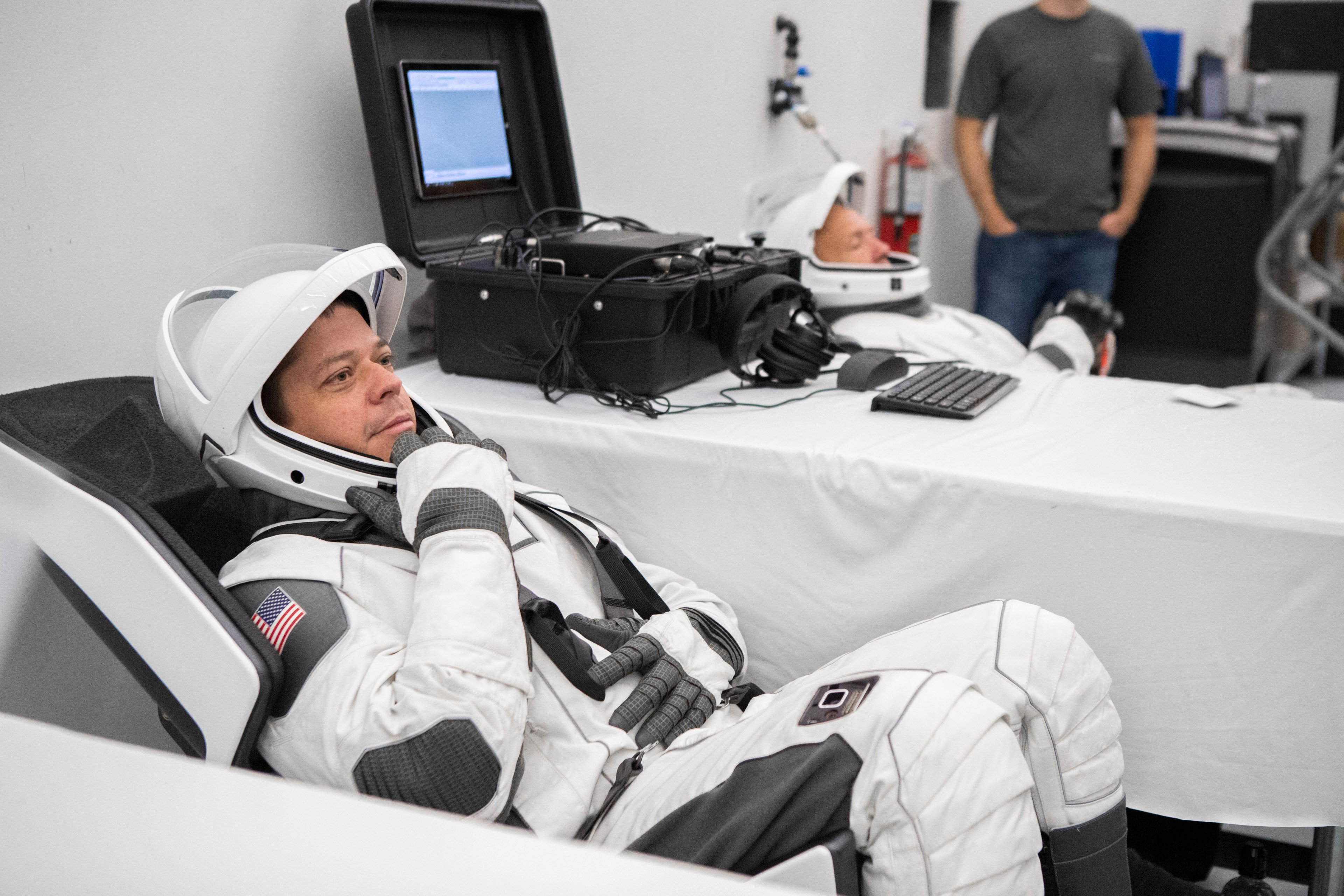 NASA. Primele Poze UIMITOARE cu Noile Costume pentru ASTRONAUTI spacex