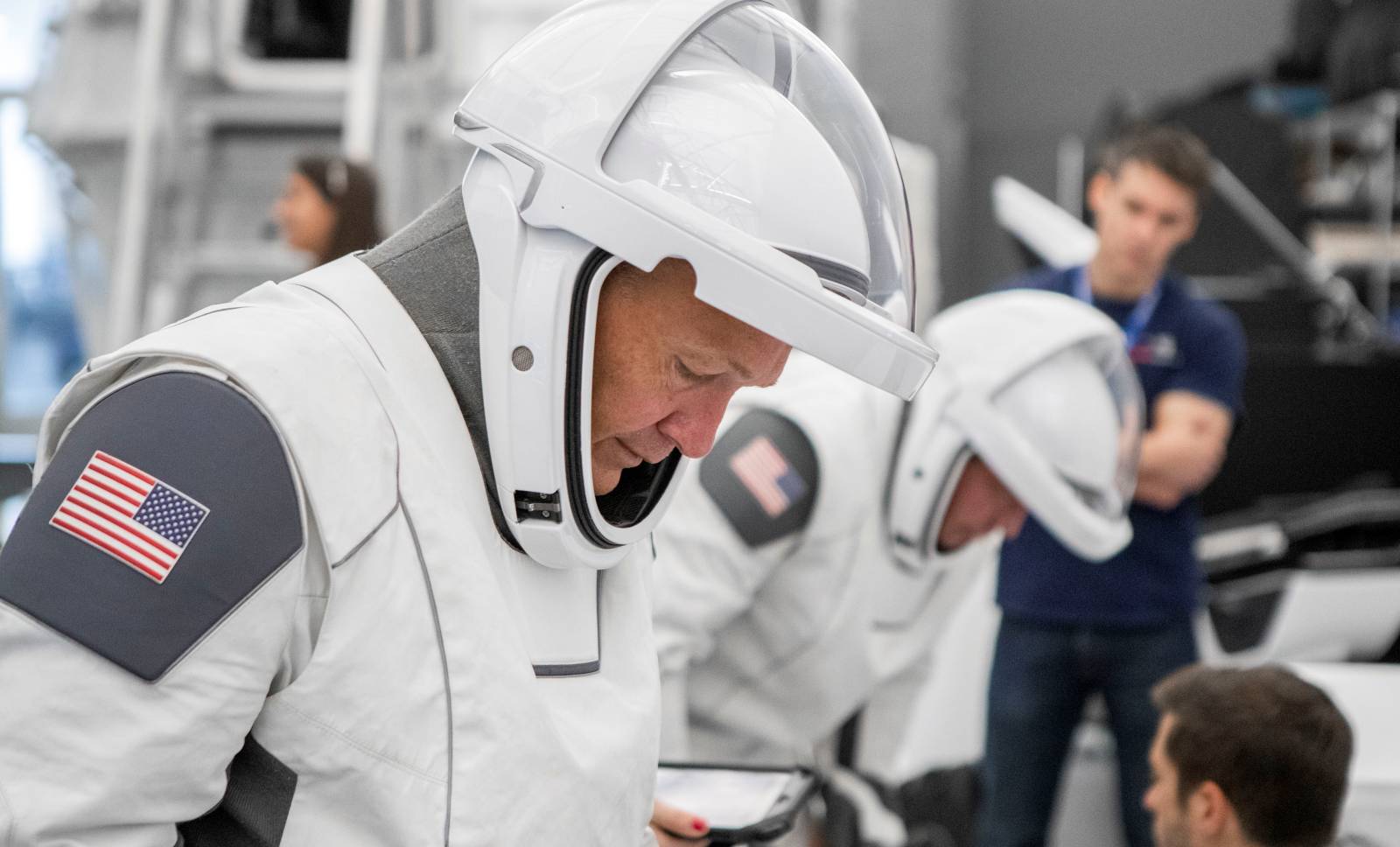 NASA. Primele Poze UIMITOARE cu Noile Costume pentru ASTRONAUTI teste