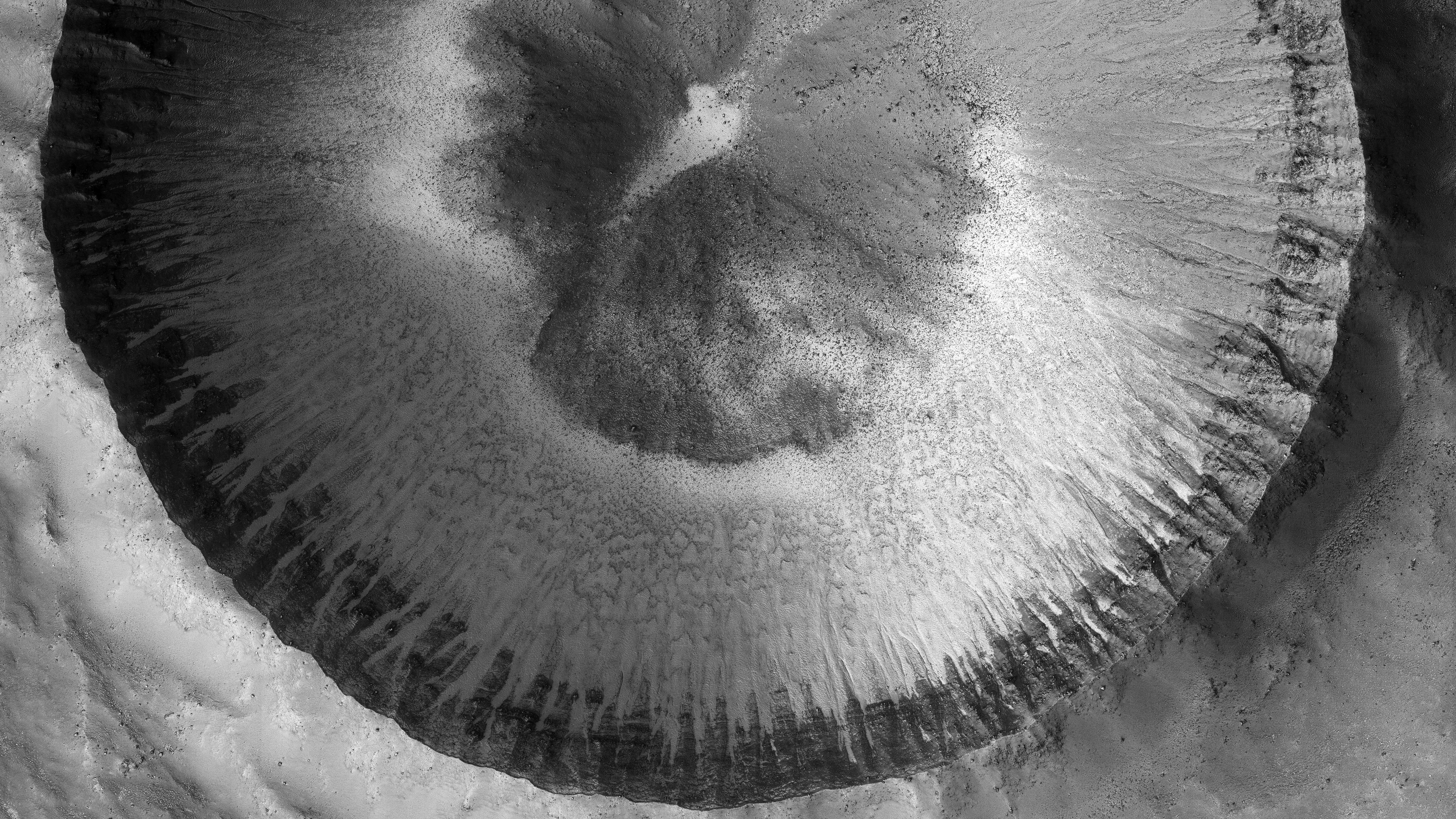 Planeta Marte. 5 NOI Imagini care au ULUIT Intreaga OMENIRE foto crater