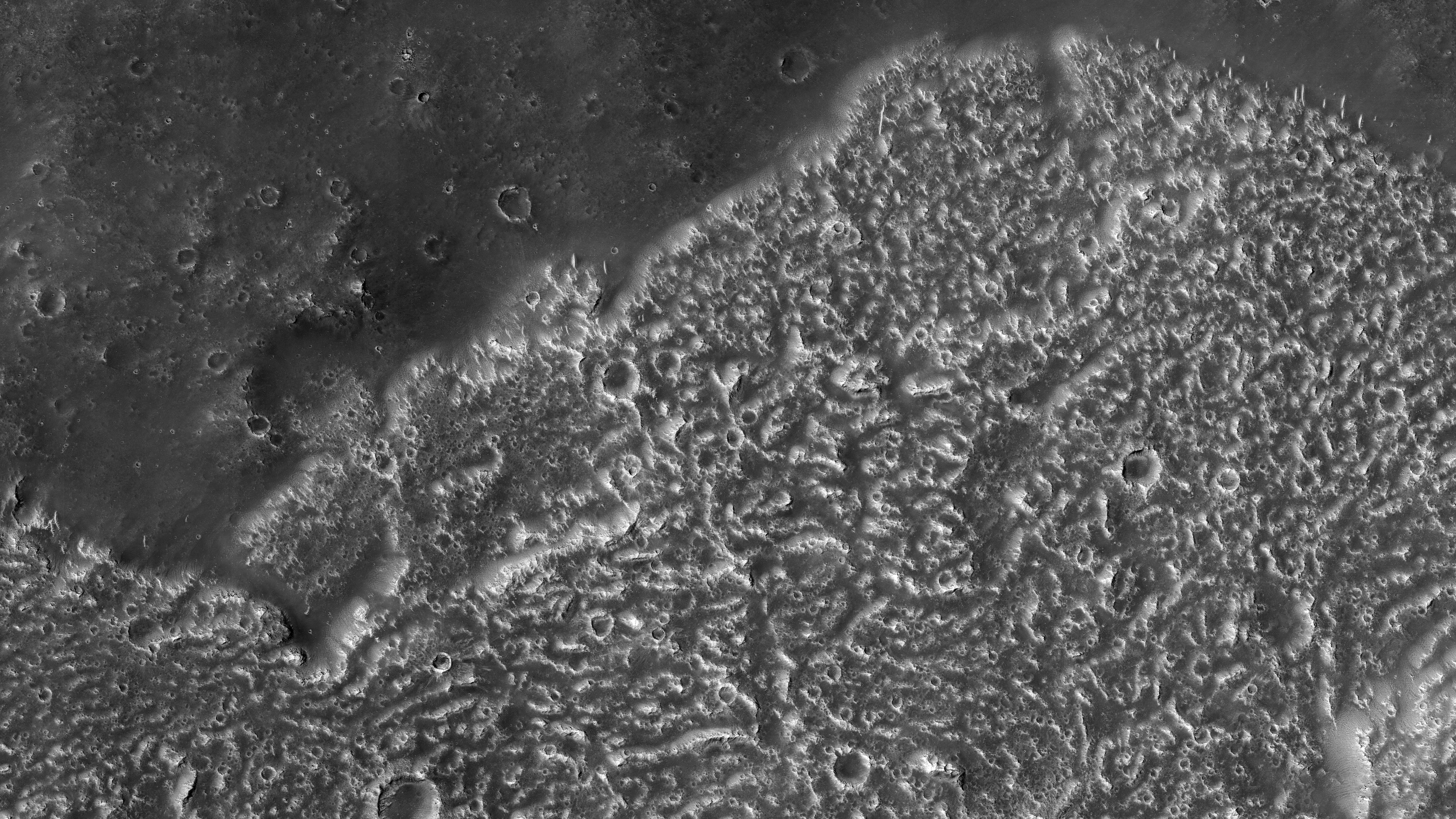 Planeta Marte. 5 NOI Imagini care au ULUIT Intreaga OMENIRE foto cratere