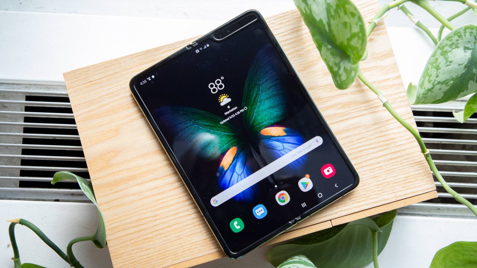 Samsung GALAXY Fold näyttö Rikkoutunut