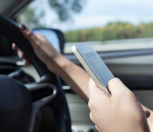 Kuinka voit käyttää puhelinta ratin takana autotuessa tieliikennelain muutosten jälkeen