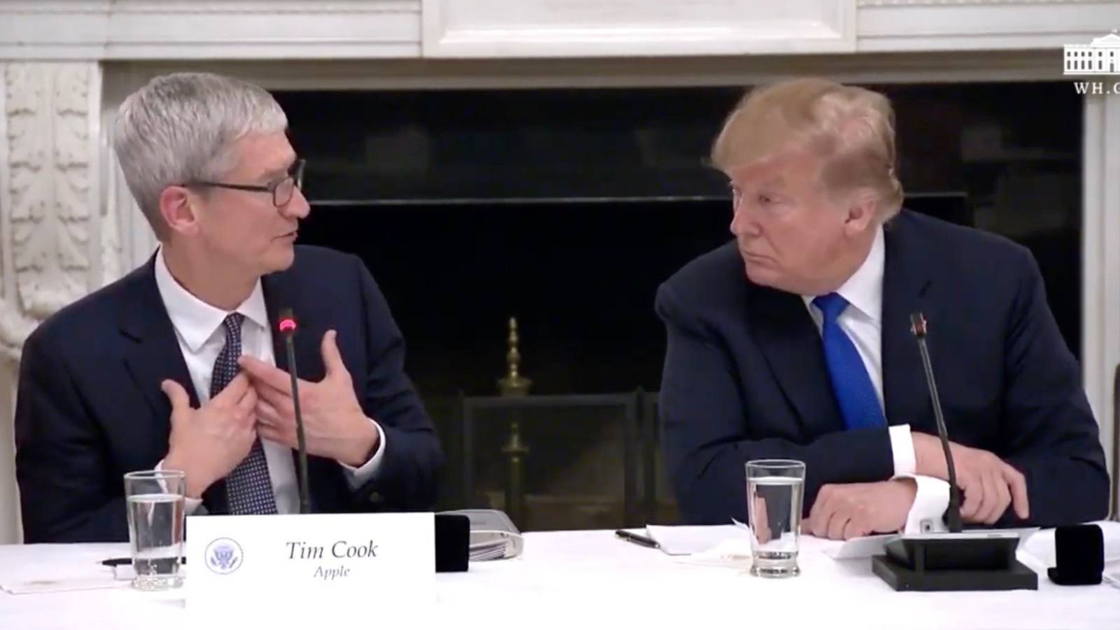 Donald Trump płaczący iPhone