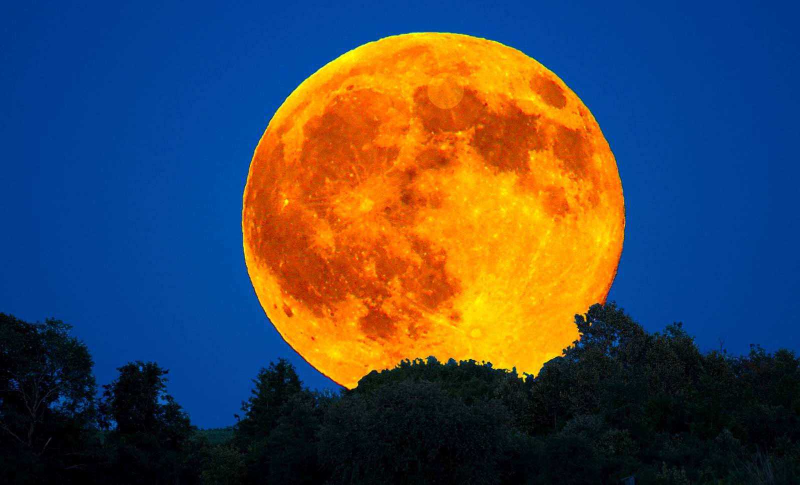 MAAND. SPECTACULAIR Fenomeen Zichtbaar Roemenië Weekend