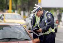 Chauffeurs de téléphone de chasse de la police roumaine