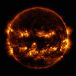 Le soleil pose pour Halloween dans l'espace