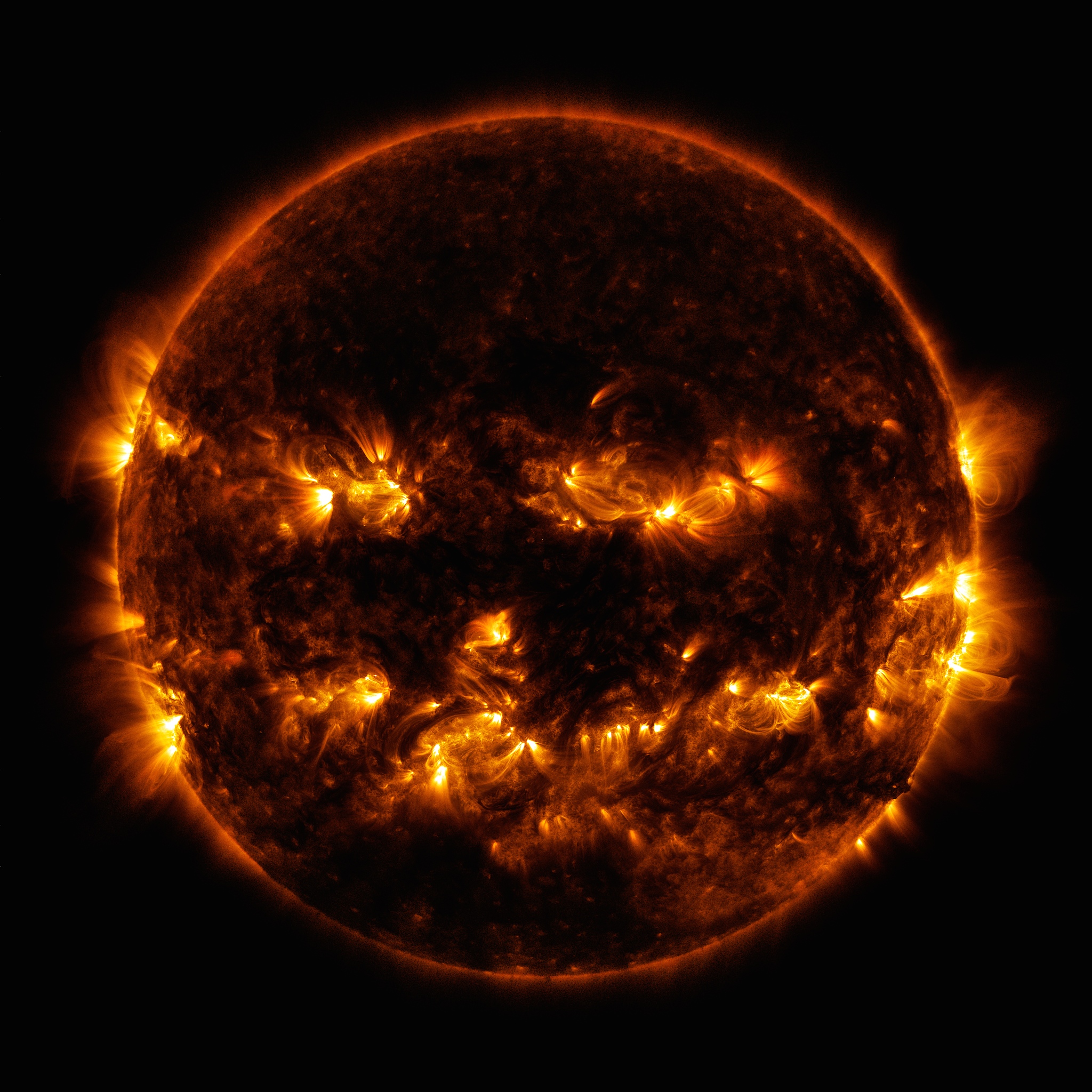 Die Sonne posiert für Halloween im Weltraum