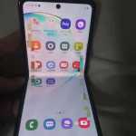 Samsung GALAXY FOLD 2 piegato a metà