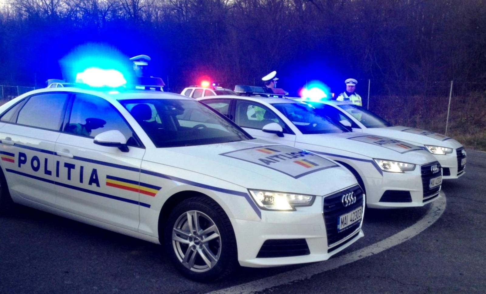 Condiciones del tráfico nocturno de la policía rumana