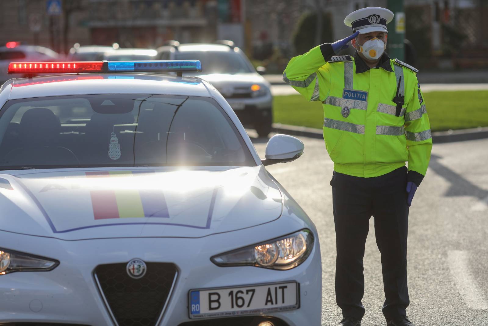 Rumänsk polis tar fysiskt avstånd