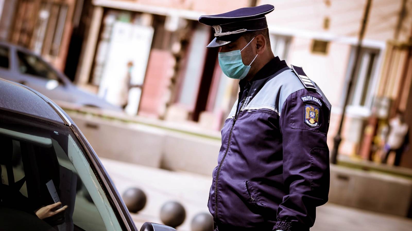 I bambini della polizia rumena camminano