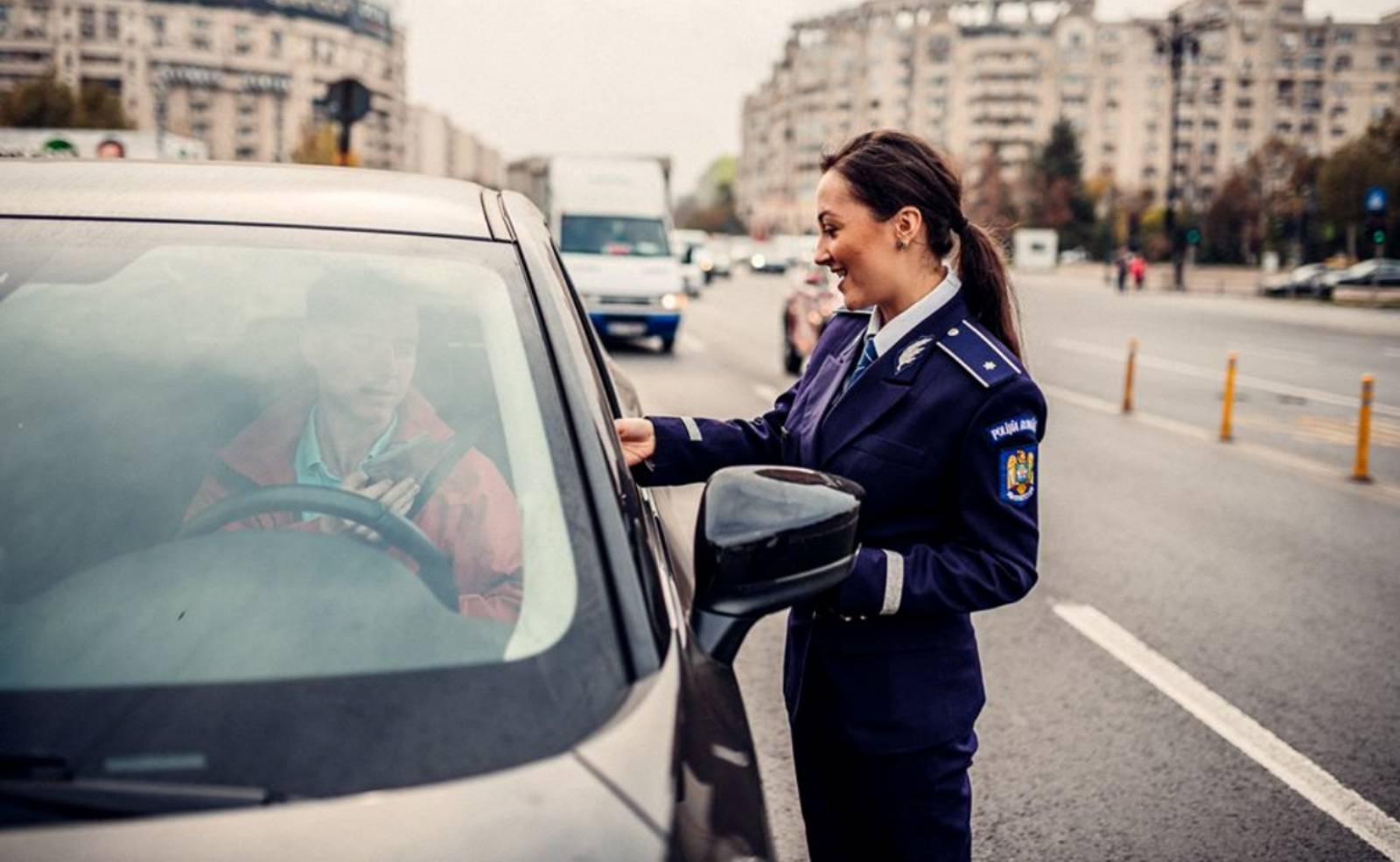 Avvertimento sullo scooter della polizia rumena