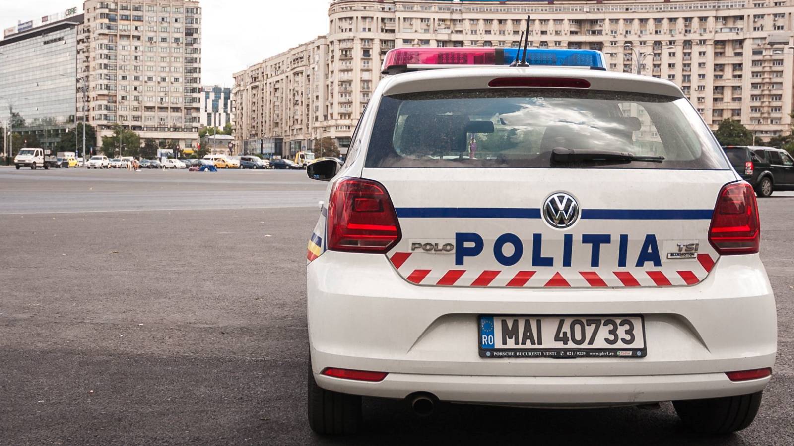 De Roemeense politie informeert de rechten van de agenten die de auto's controleren