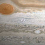 Der Planet Jupiter stürmt Juno