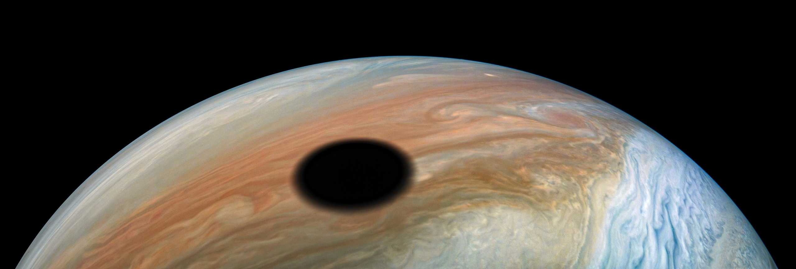 Planeten Jupiter formørker dramatisk