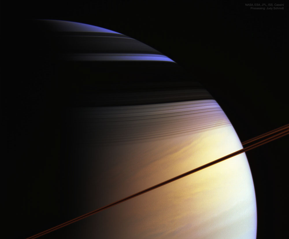 planeta Saturn barwiąca atmosferę
