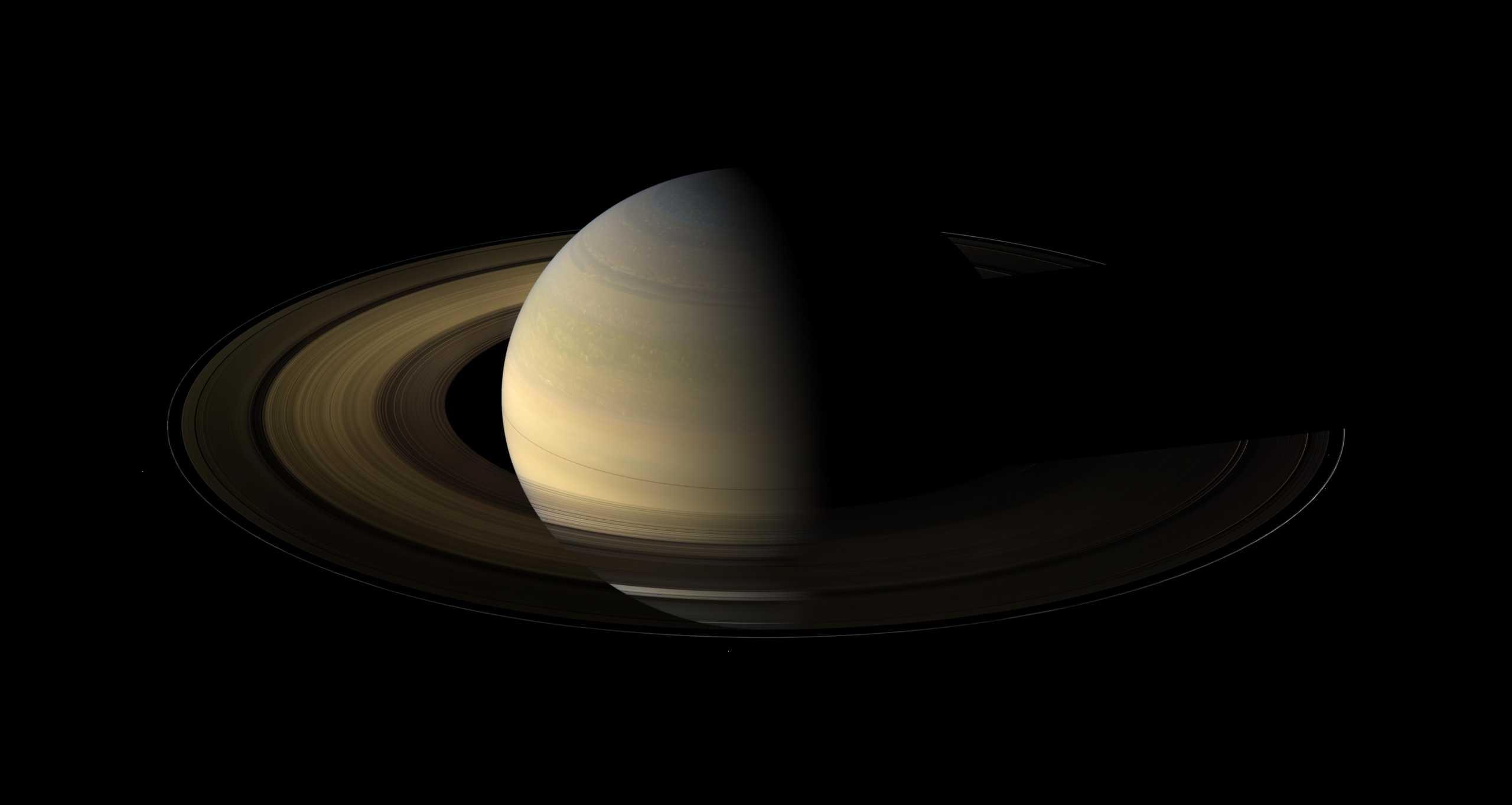 Planeta Saturno en la imagen de primavera de la NASA.