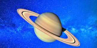 En face de la planète Saturne