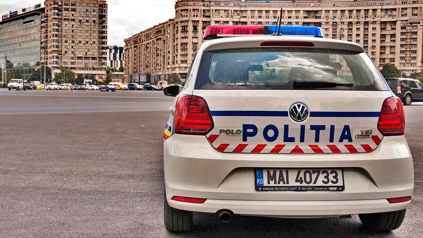 La policía rumana patrulla las carreteras.